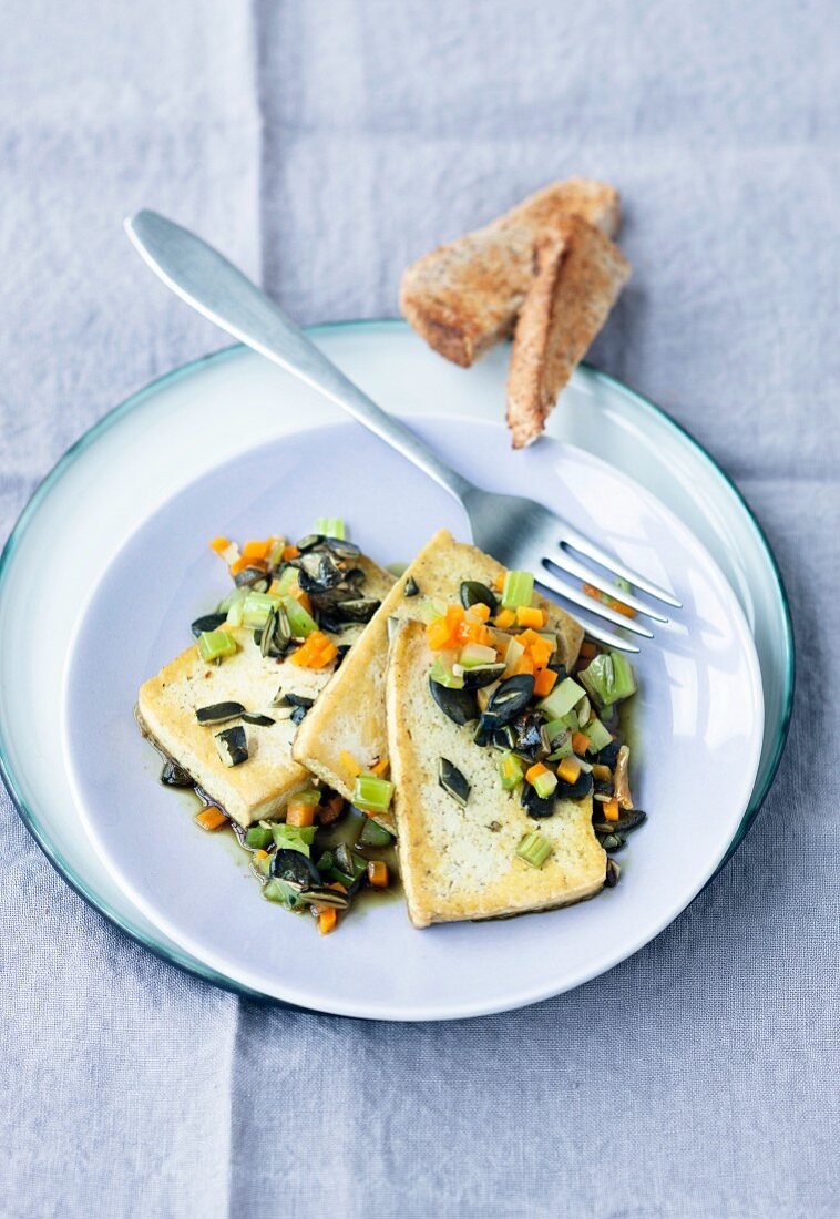 Gebratener Tofu mit Kürbiskernen