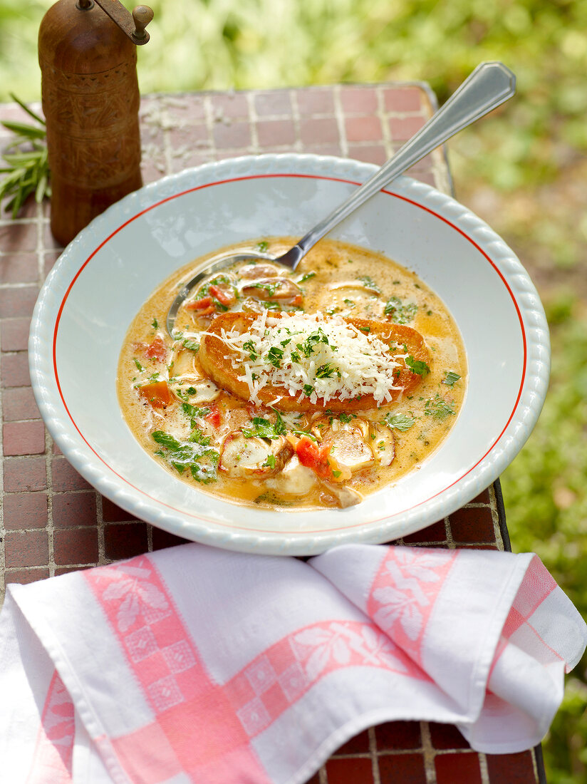 italienischer Sommer, Würzige Steinpilzsuppe mit Brot