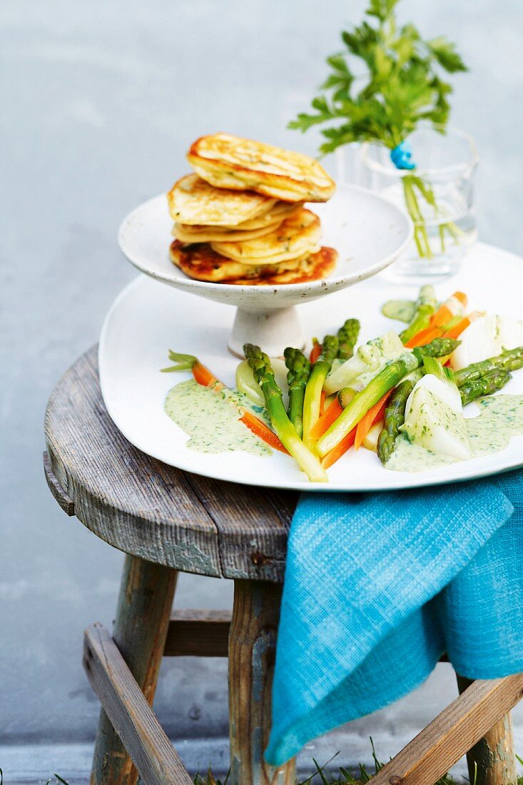 Gedämpftes Frühlingsgemüse mit Kräutersauce & Bärlauchplinsen