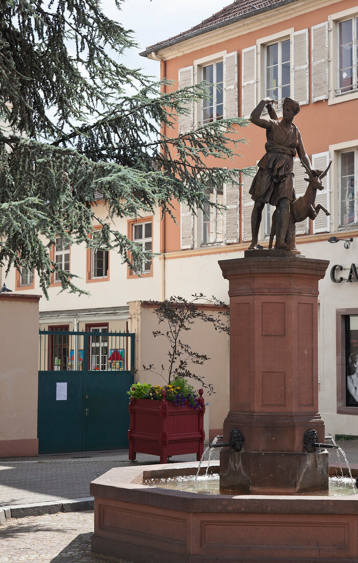 Lothringen, Sarreguemines, an der Saar, Springbrunnen, Statue