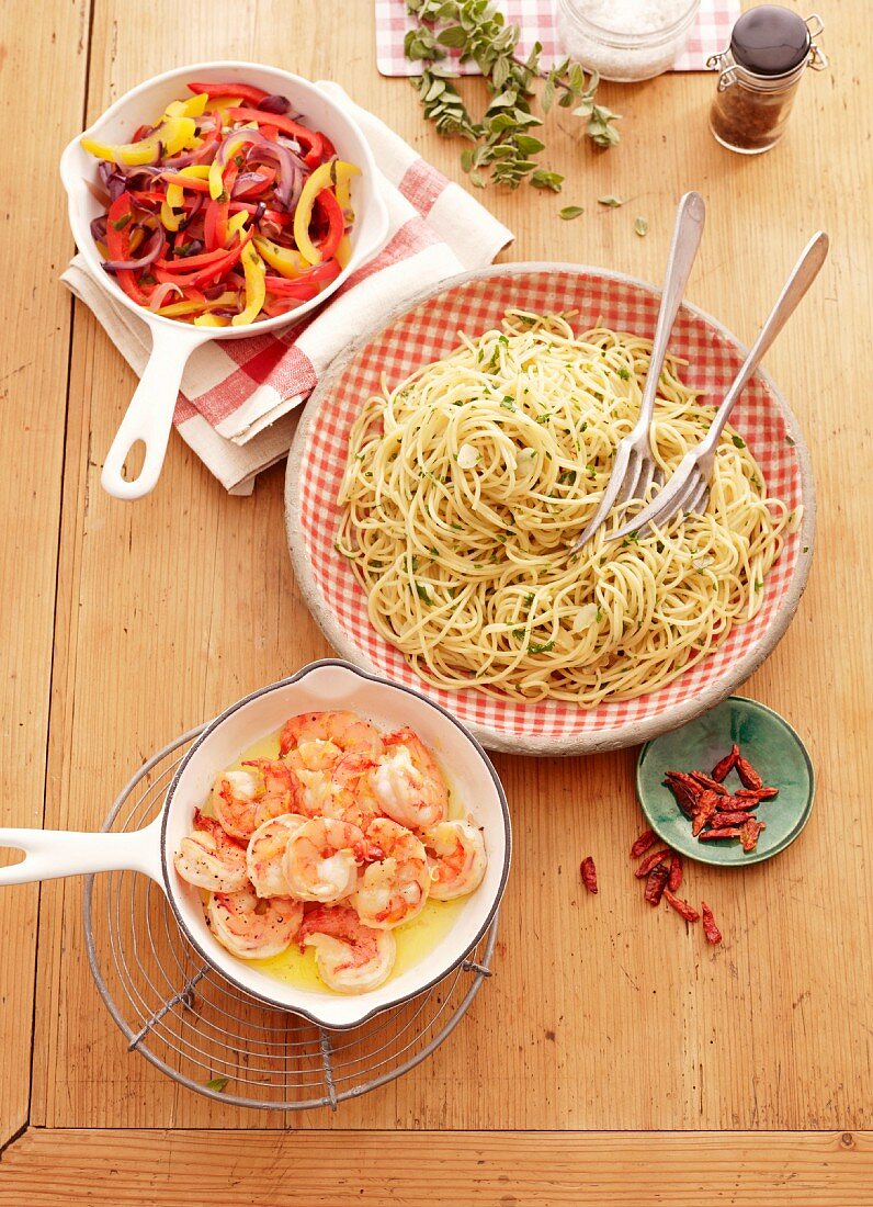 Spaghetti aglio e olio with a pepper medley and prawns