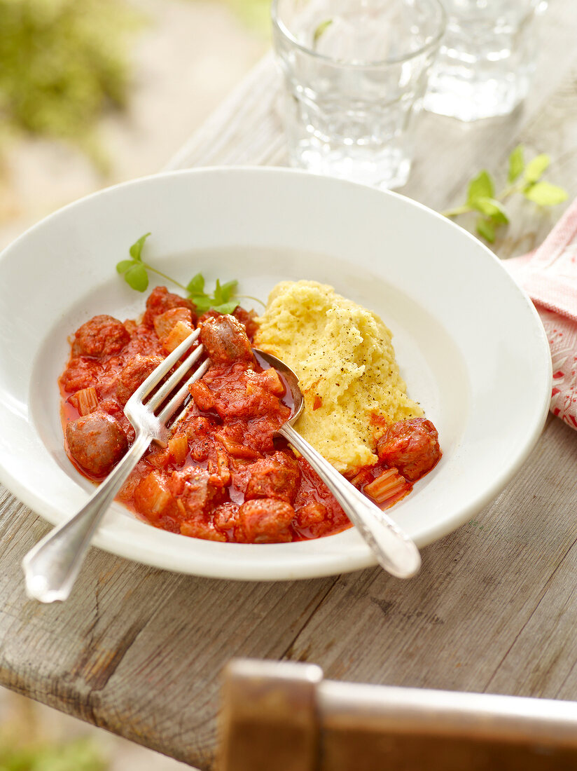 italienischer Sommer, Schmor- topf mit Bratwurst und Fenchel