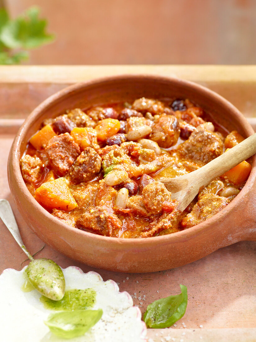 Braised meat stew with pesto in pot