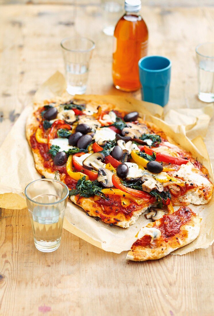 Vegetable pizza with olives