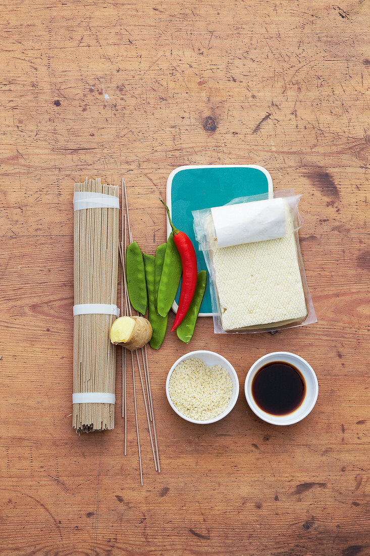 Vegetarisch, Zutaten für Gemüse-Sesam-Nudeln mit Tofu