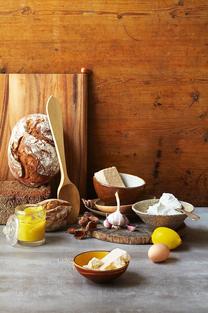 Stillleben mit Broten und Zutaten für Brotaufstriche