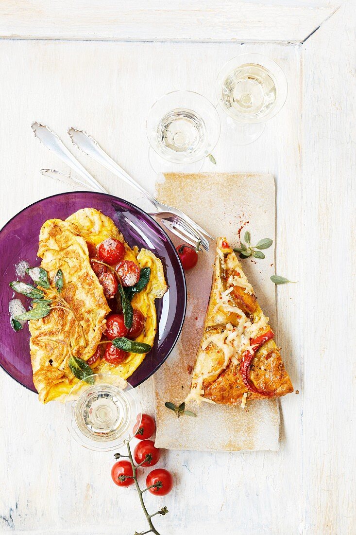 Omelett mit Tomaten und Salbei sowie Tortilla mit Paprika