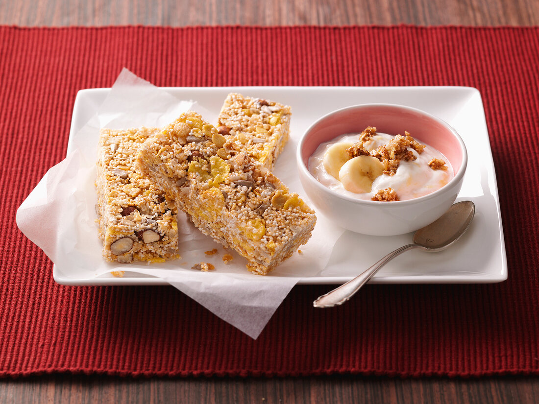 Granola bars with banana cream