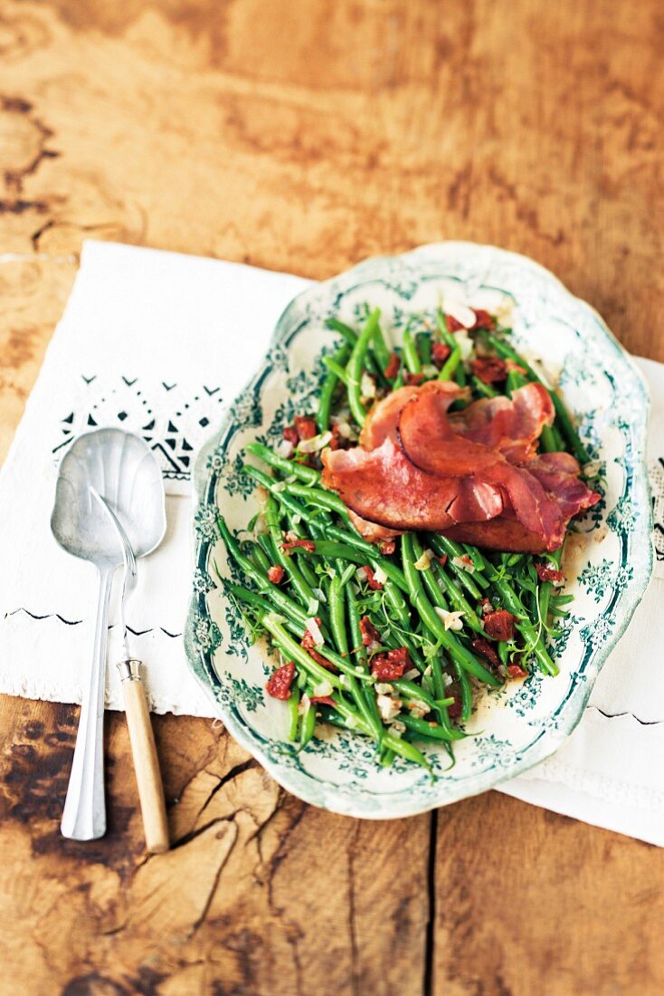 Green bean salad with fried ham and garlic