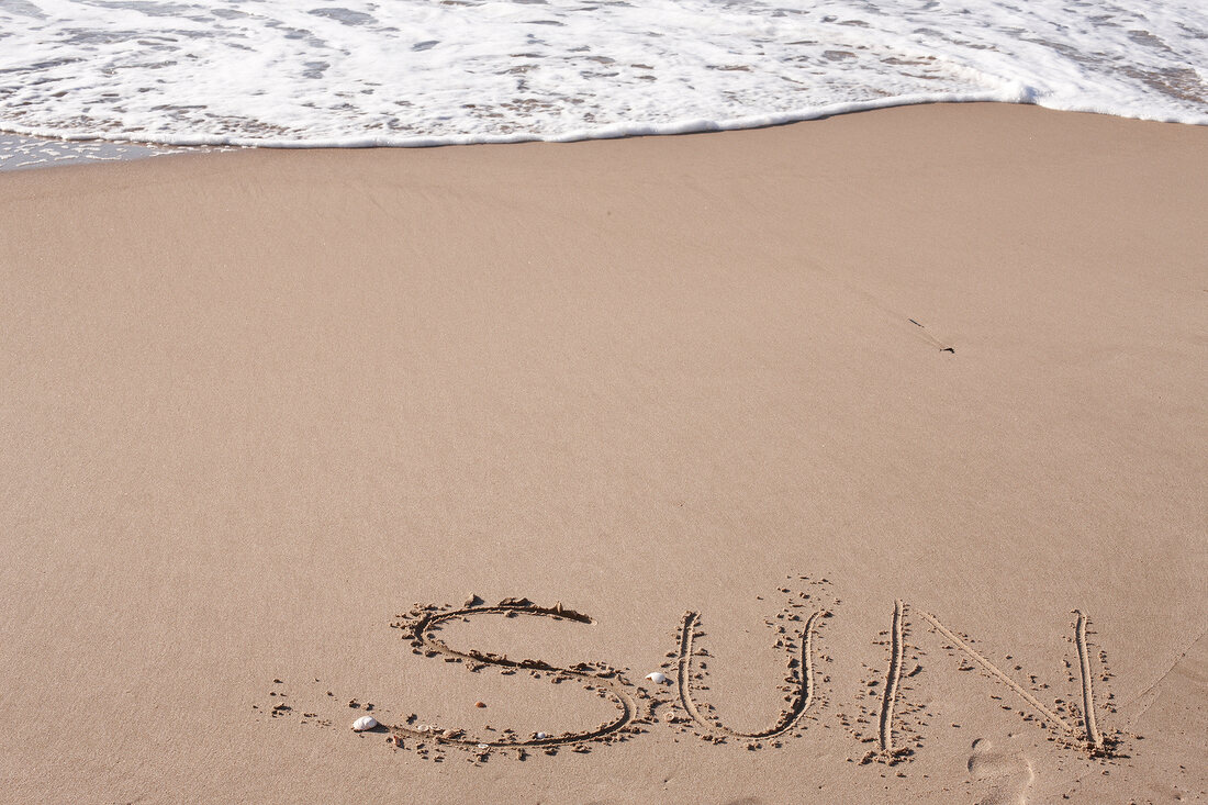 Strand, Sand mit Schriftzug SUN, X 