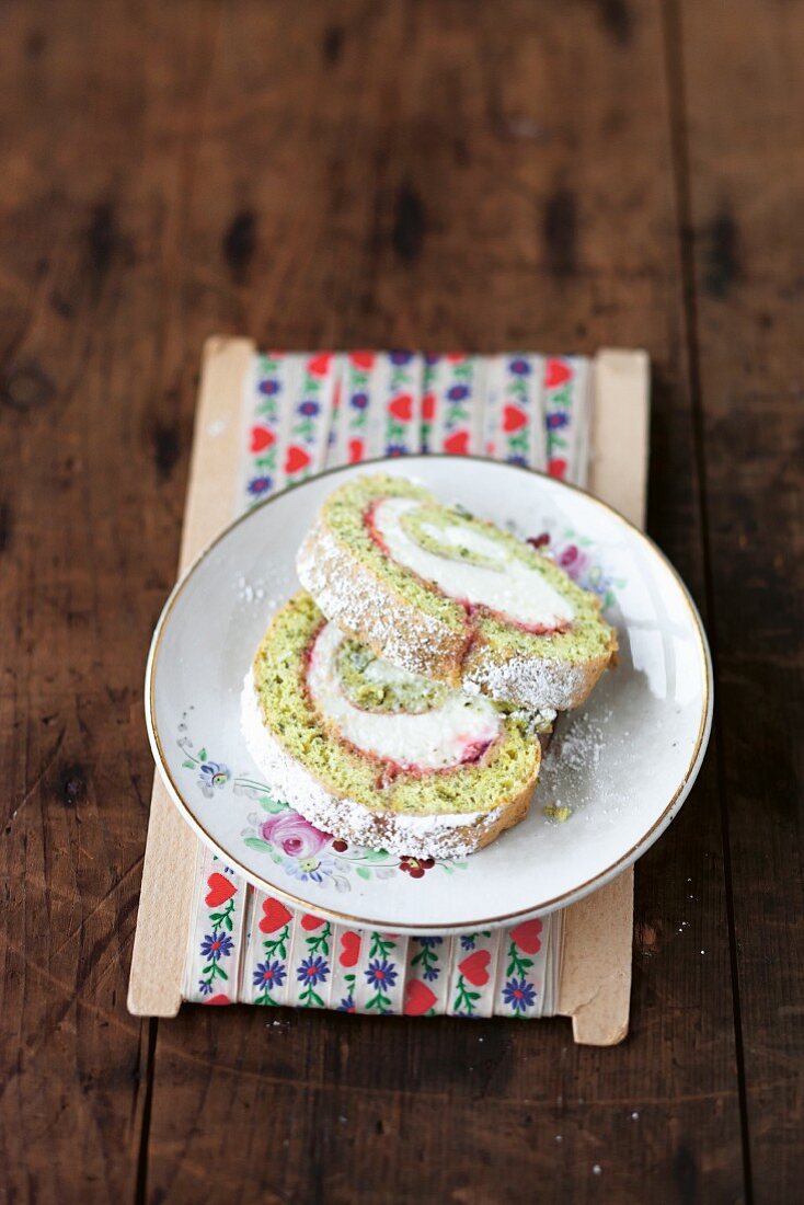 Kürbiskernroulade mit Johannisbeergelee & Sahne