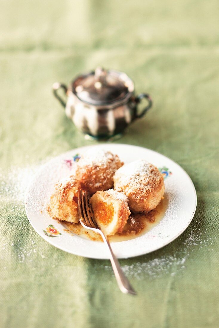 Marillenknödel mit Nussbröseln (Österreich)