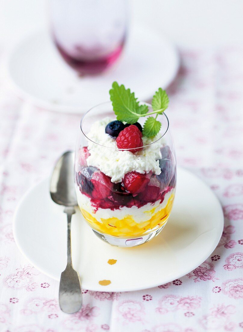 Schichtdessert mit Quark, Safranquitten & Waldbeeren