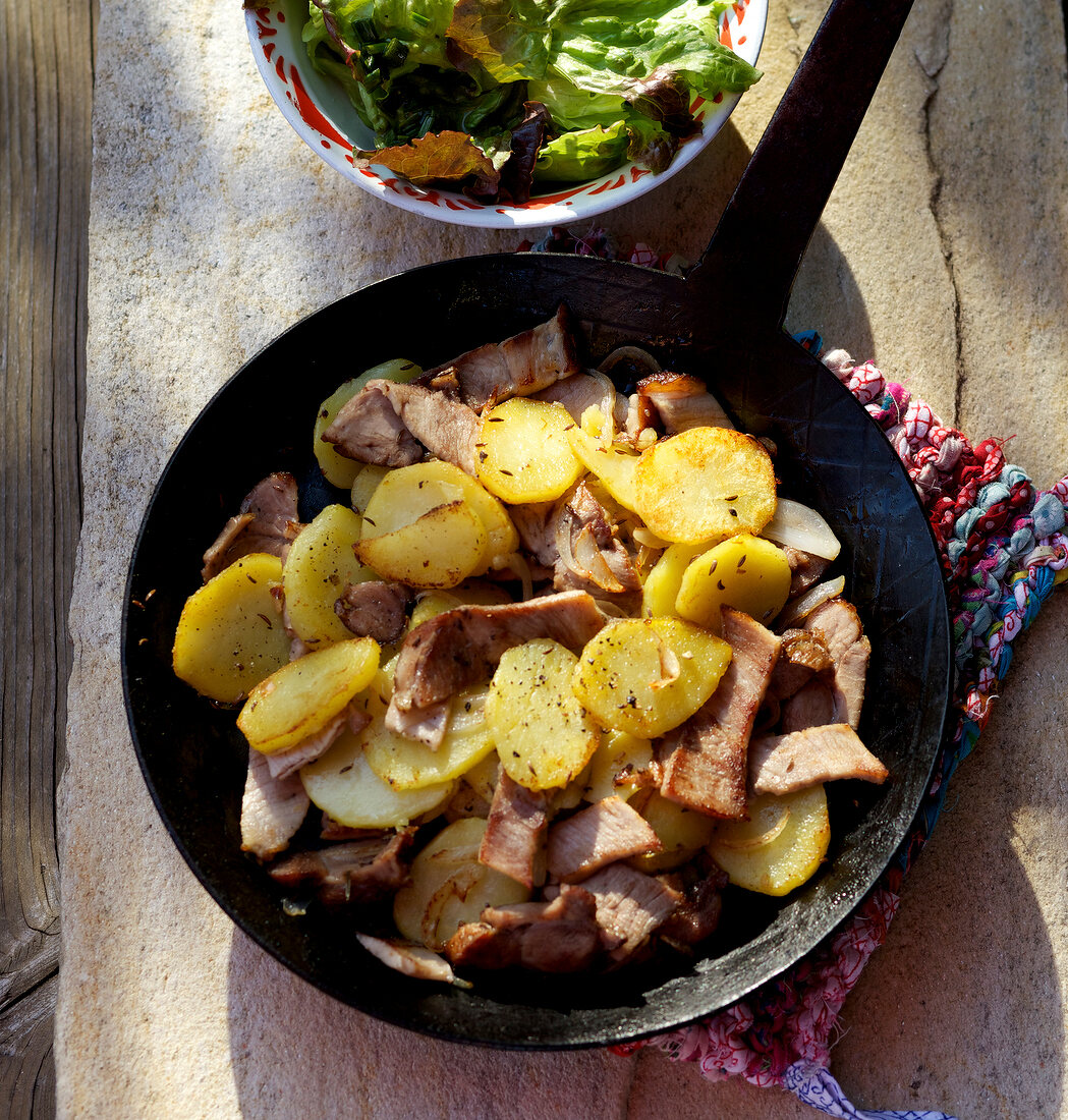 Tyrolean grostl with green salad in pan