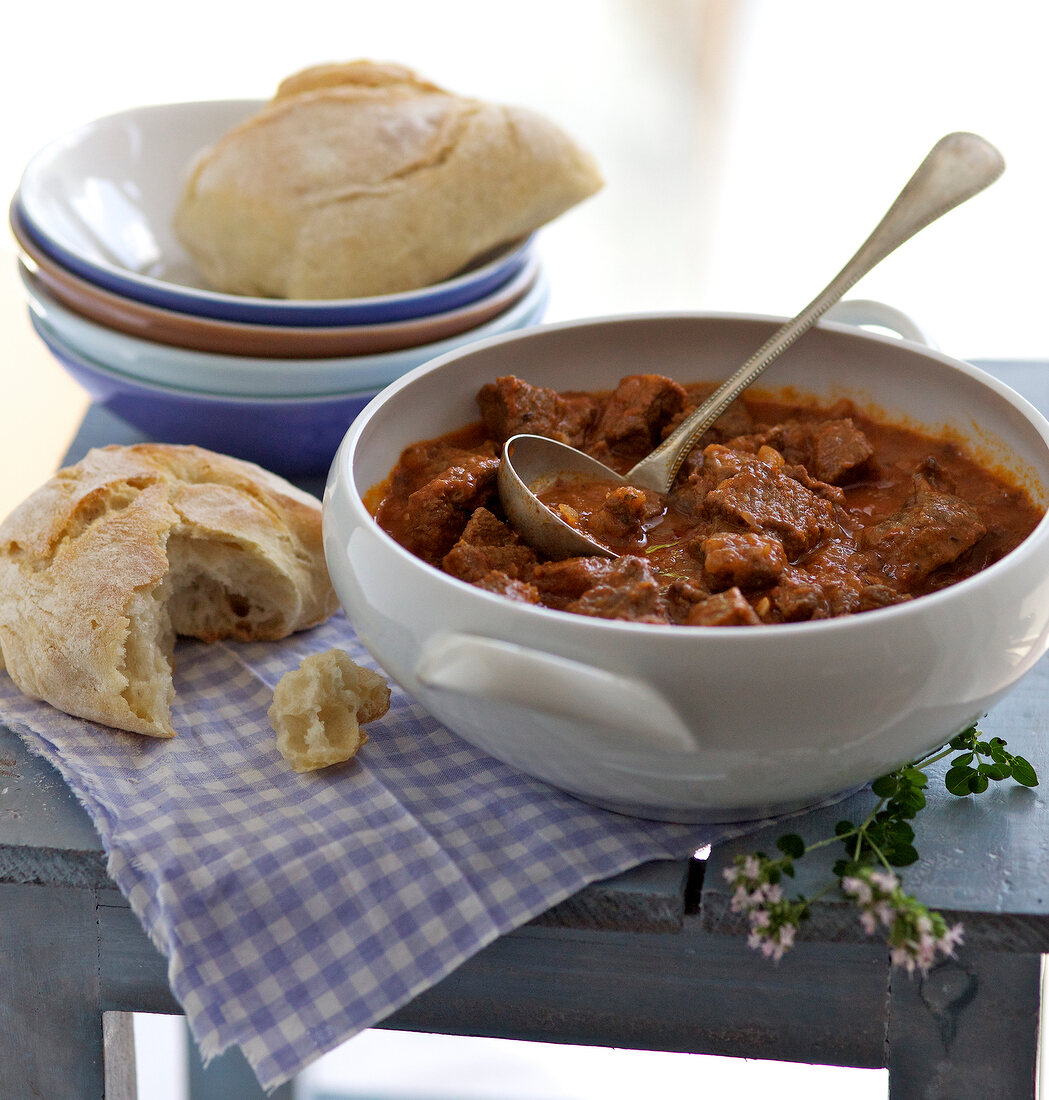 Kochkurs, Rindergulasch mit knusprigen Brötchen