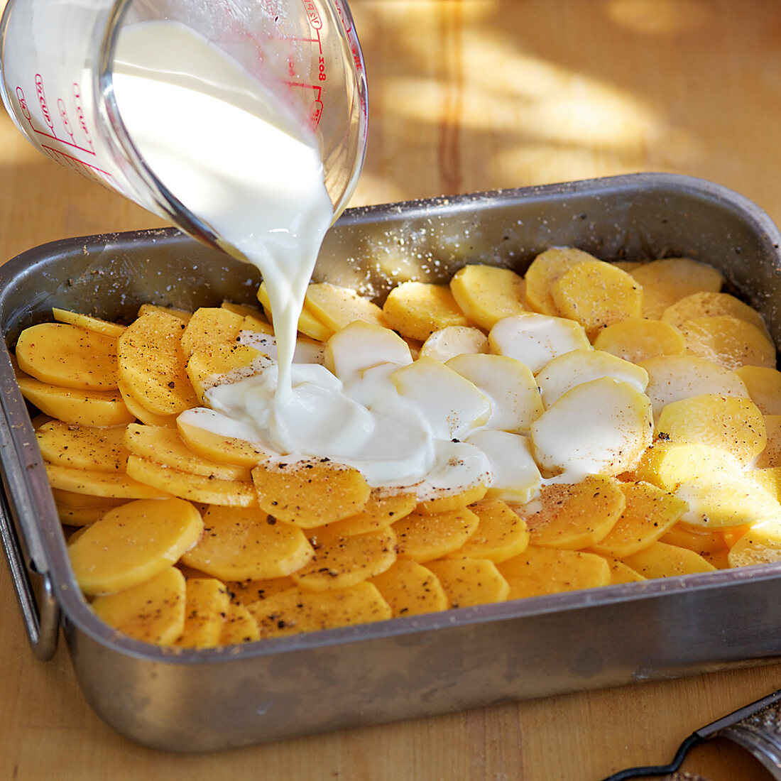 Kochkurs, Sahne-Milch-Mischung über die Kartoffeln gießen, Step 1