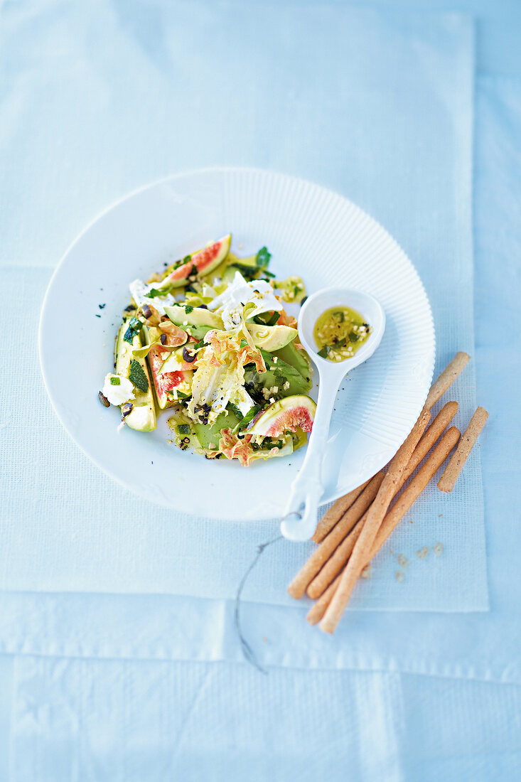 Avocadosalat mit Ziegenkäse Teller, Löffel, Loeffel, Grissini