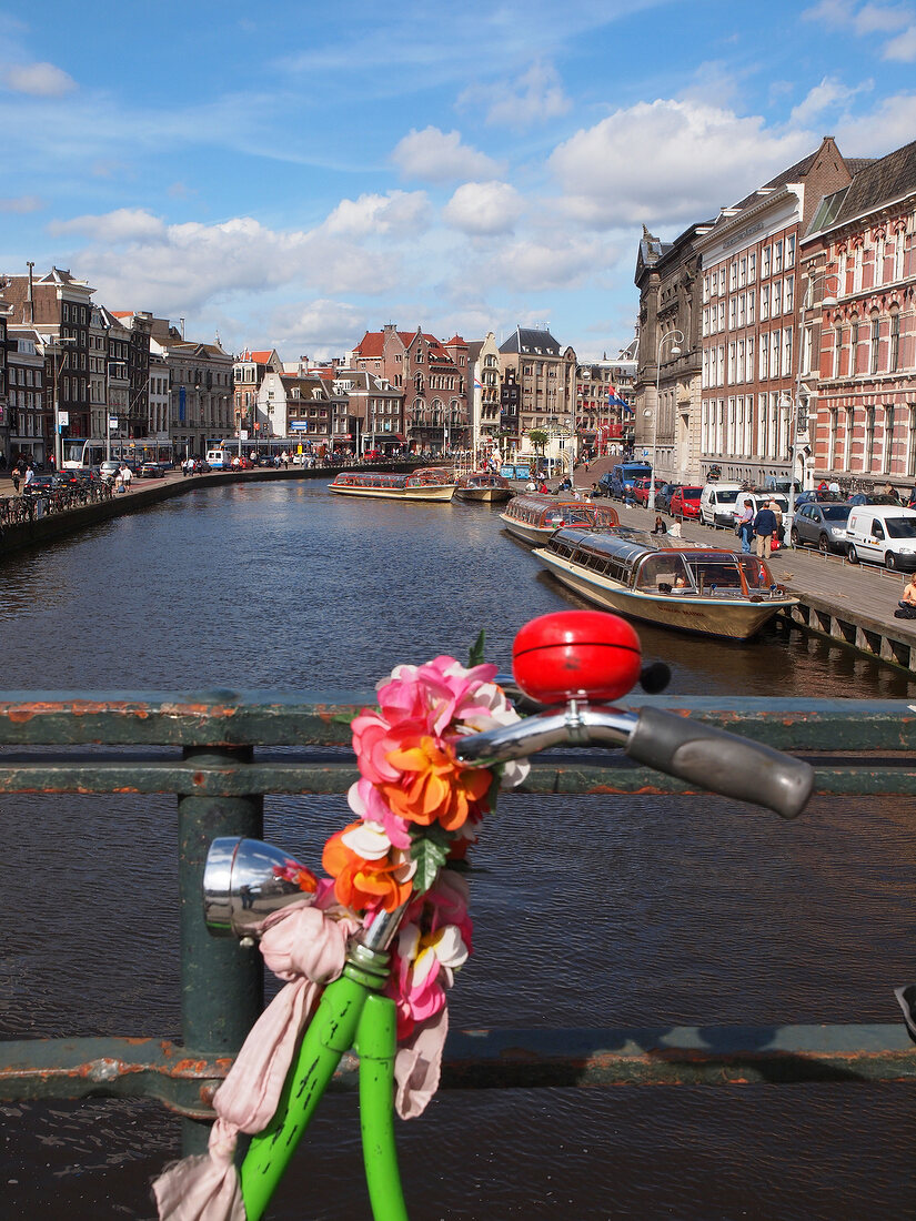 Amsterdam, am Nieuwmarkt, Gracht, Grachtenhäuser, Fahrrad