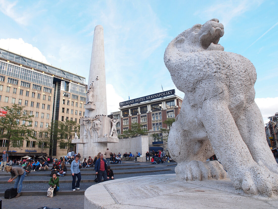 Amsterdam, Dam, Nationalmonument, Löwenfigur, Touristen