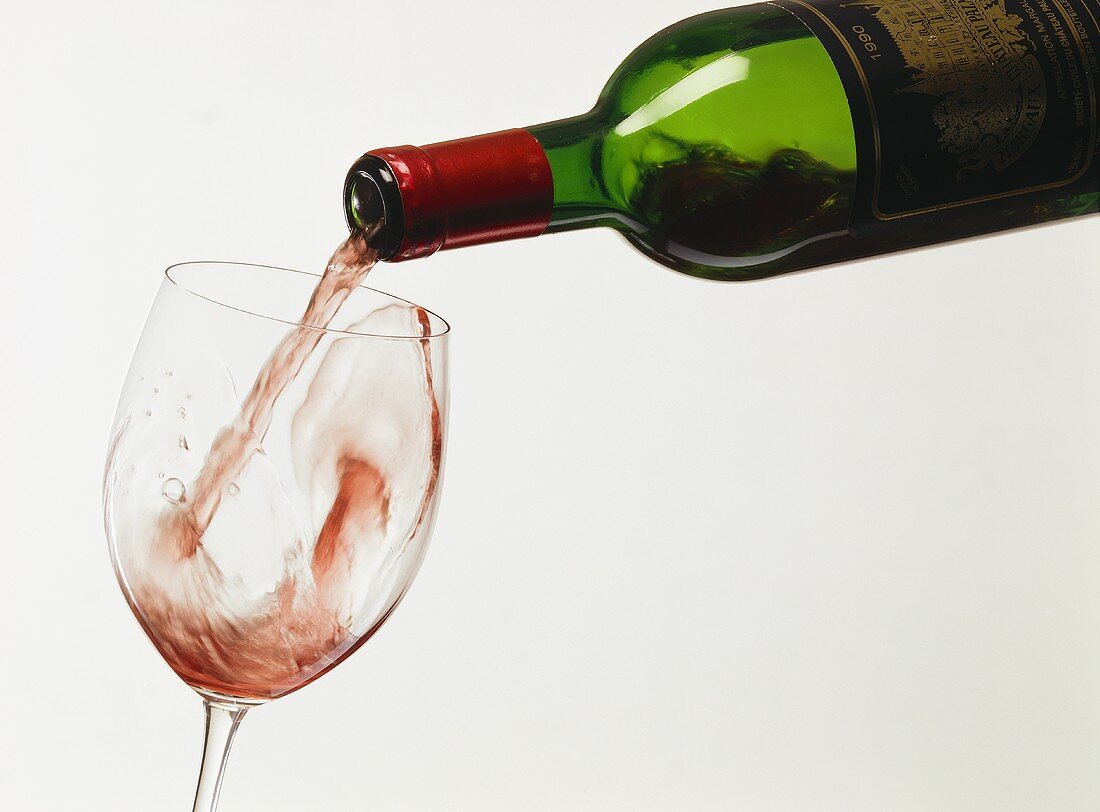 Rotwein (Château Margaux) ins Glas gießen