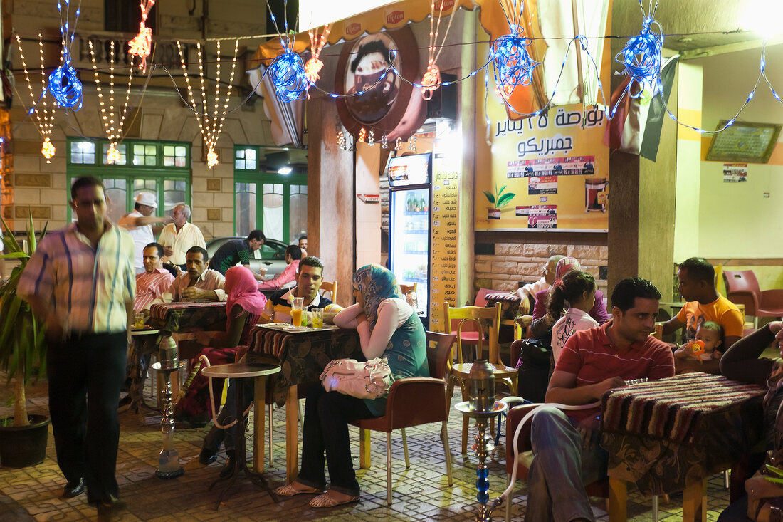 Ägypten, Kaffeehäuser abends an der Corniche, Alexandria