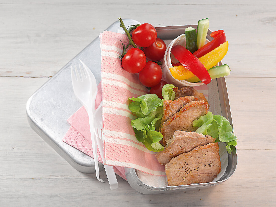 Meat and vegetables in brotbox