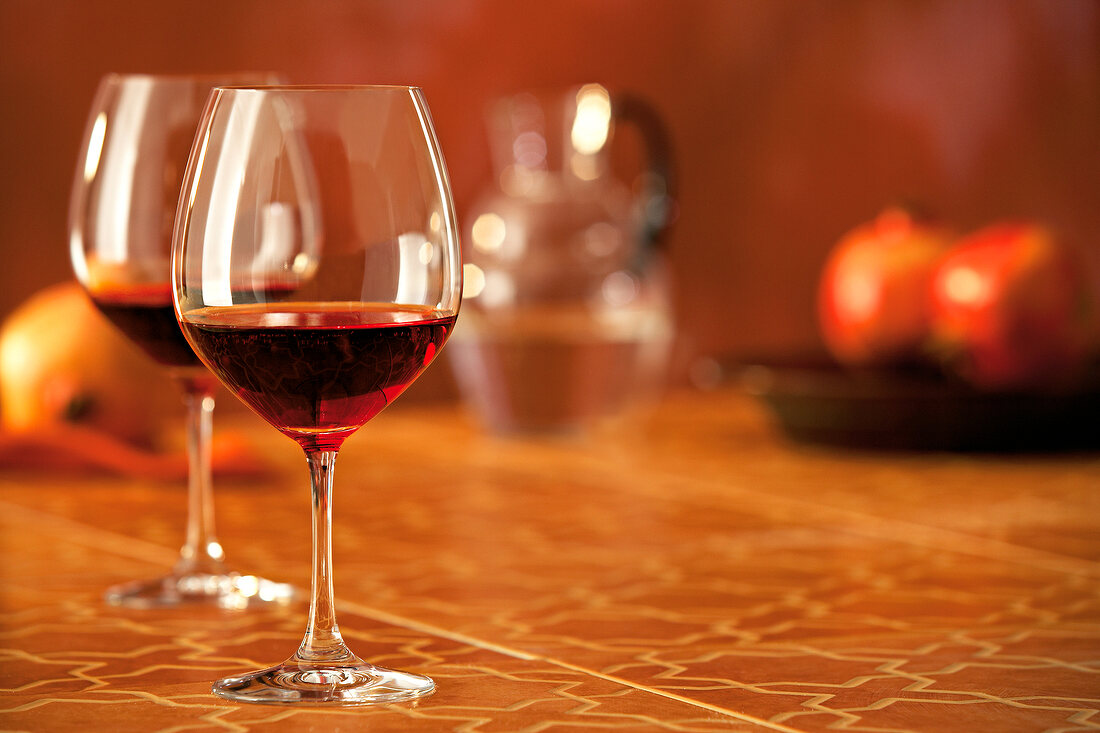 zwei Weingläser mit Rotwein, Dao aus Portugal, Klassiker
