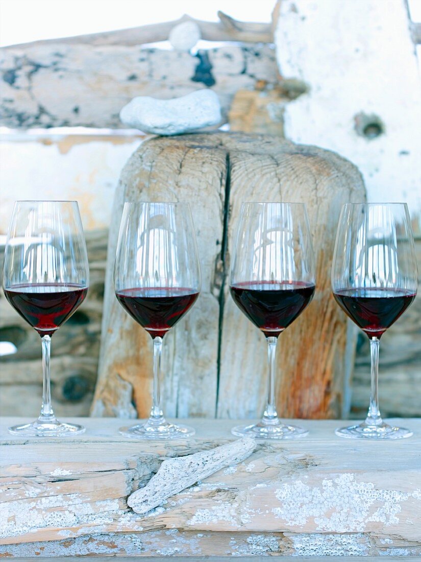 Weingläser mit Rotwein in einer Reihe