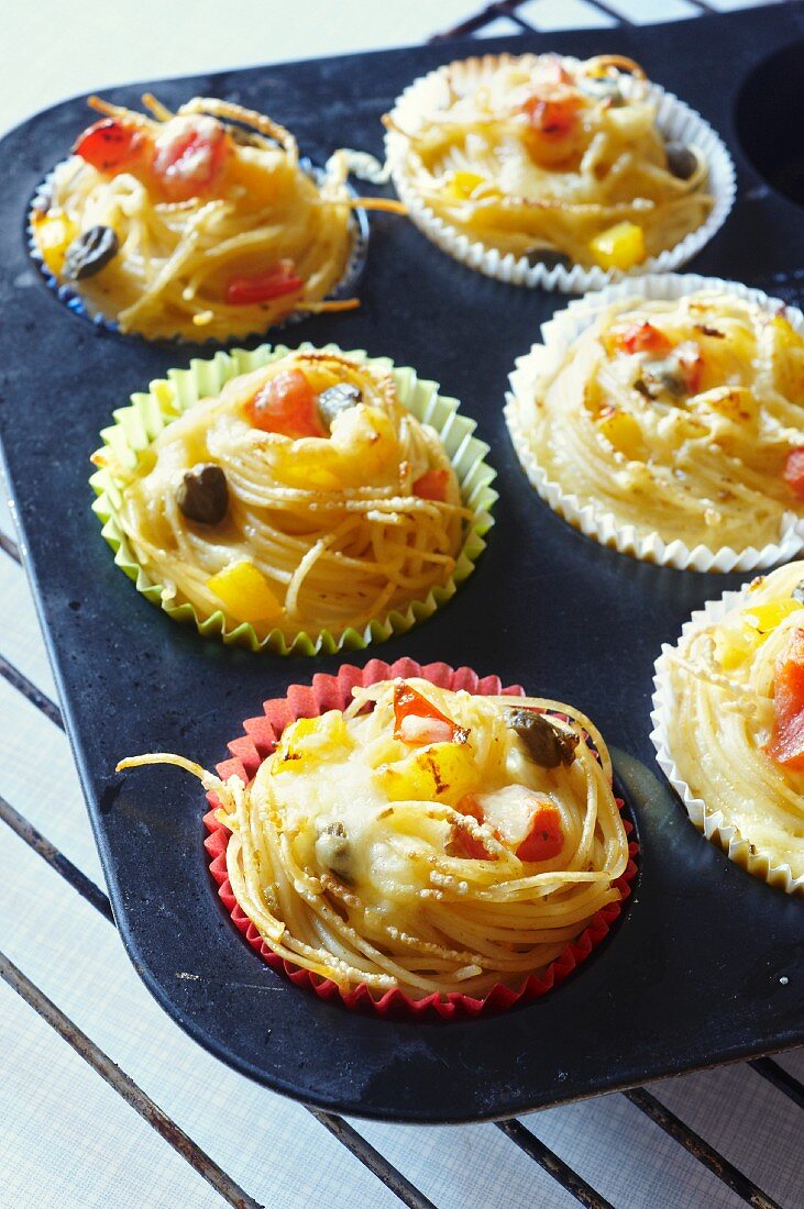 Spaghetti muffins with peppers and capers