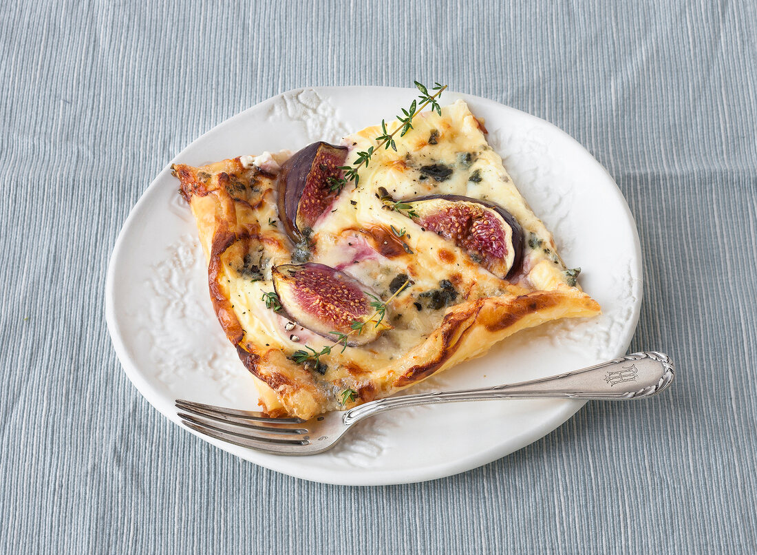 Figs roquefort tart with fork on plate