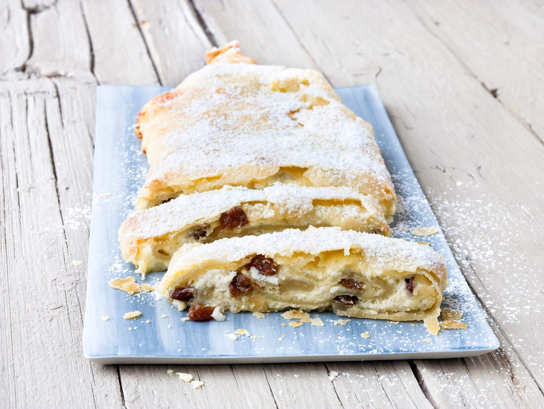 Käsekuchen, Topfenstrudel