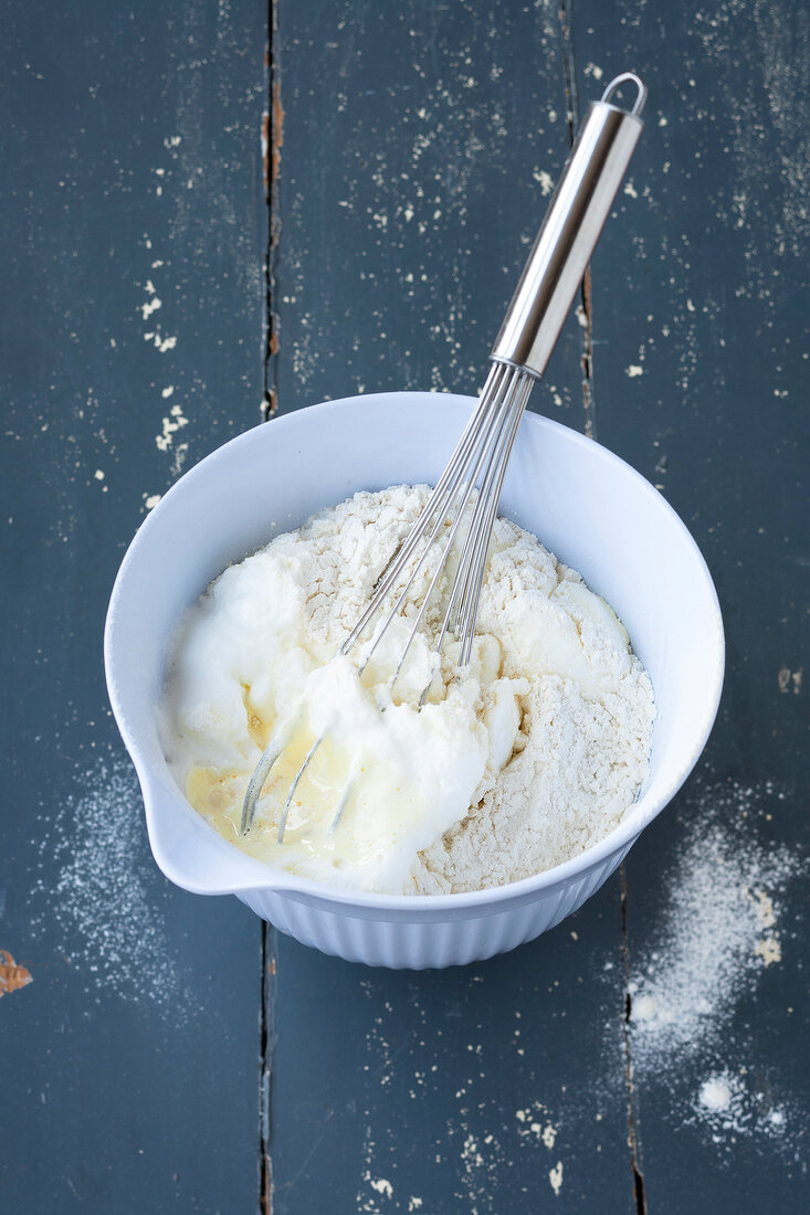 Käsekuchen, Mehl und Eischnee vermengen, Step 1