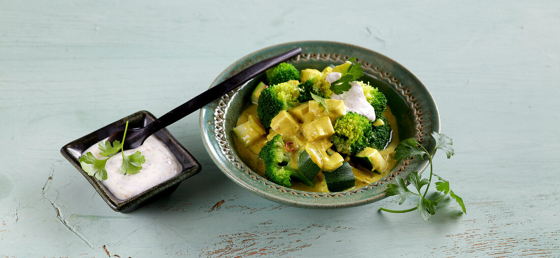 Schlank im Schlaf, Grünes Kokos-Curry mit Mandeljoghurt