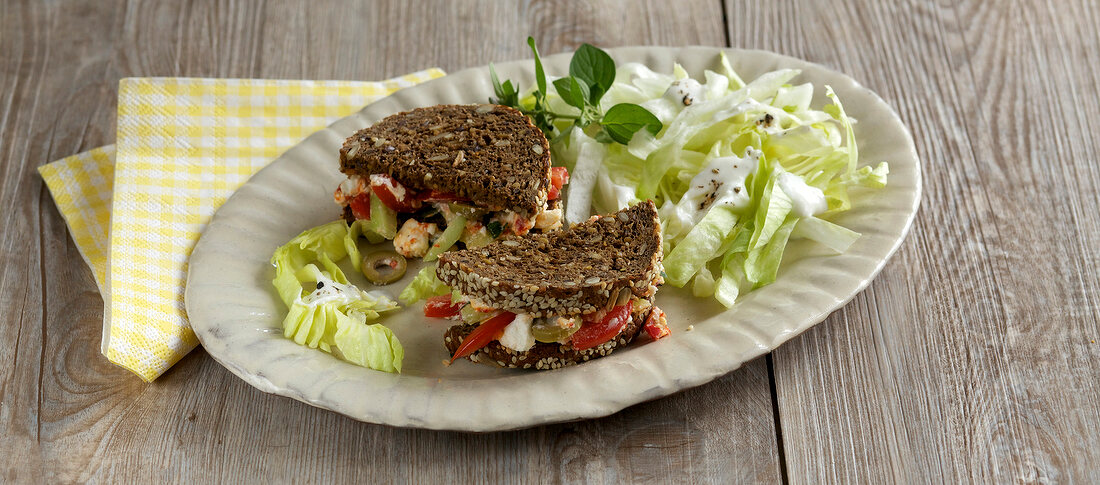 Schlank im Schlaf, Sandwich- toast "Athen" mit Salat