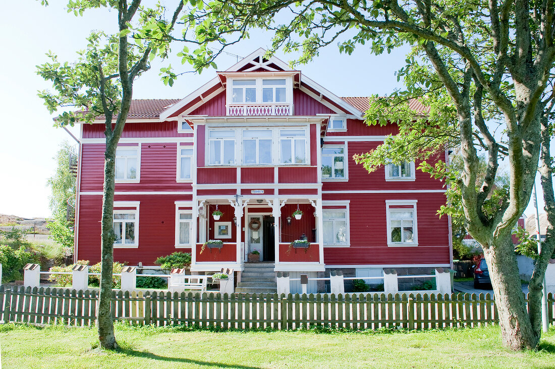 Schweden, Lysekil, Strandflickorna Gästehaus, rot