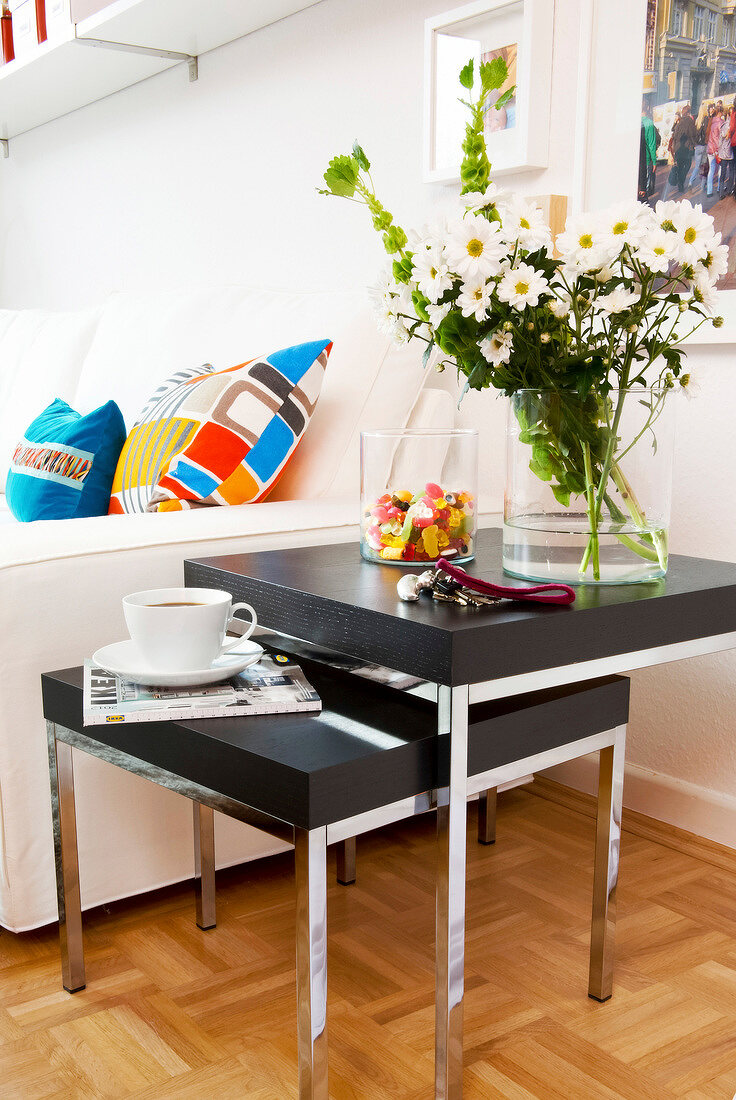 Wohnzimmer, Detail, Tische, Tisch, Satztische, Tischchen, Vase, Blumen