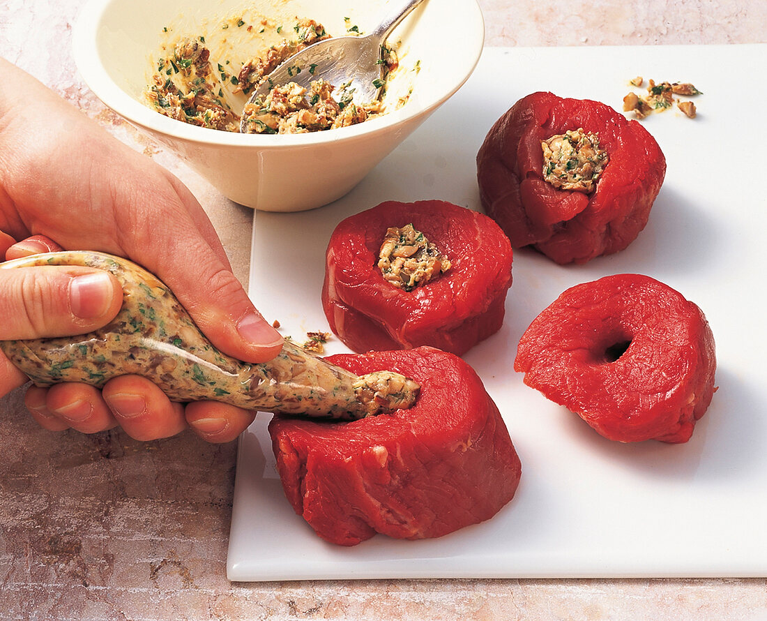 Fleisch, Kalbsmedaillons mit Farce befüllen, Step 2