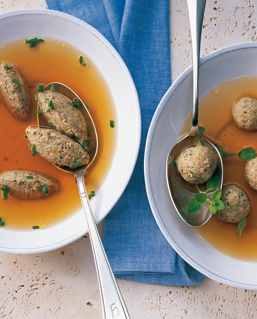 Fleisch, Kalbslebernockerl- suppe und Leberknödelsuppe