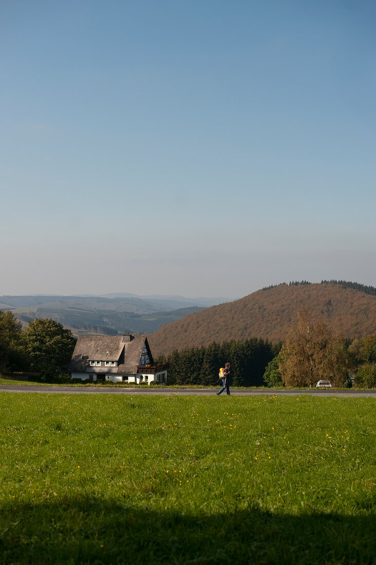 Deutschland, Sauerland, Landschaft Ausblick, Wanderer, Berge, Tal