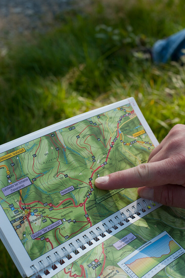 Deutschland, Sauerland, Landschaft Detail, Karte, Wegekarte, Finger