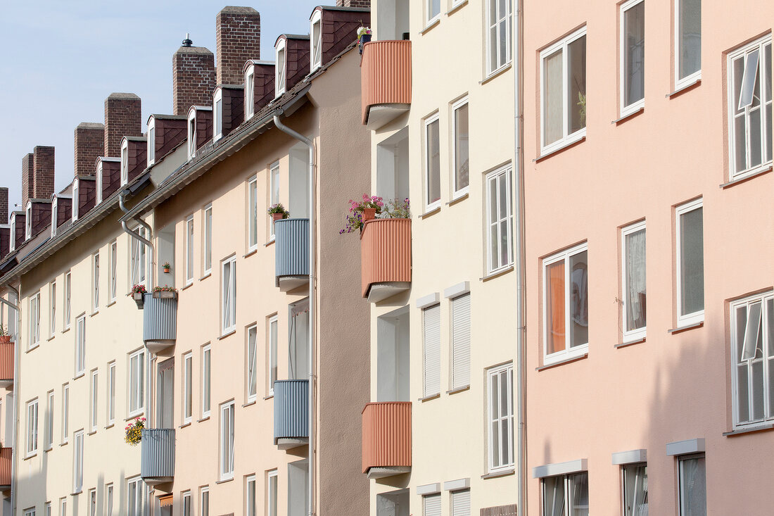 Kassel, Hessen, Nahlstraße, Häuserfassade, Nierentisch-Balkone