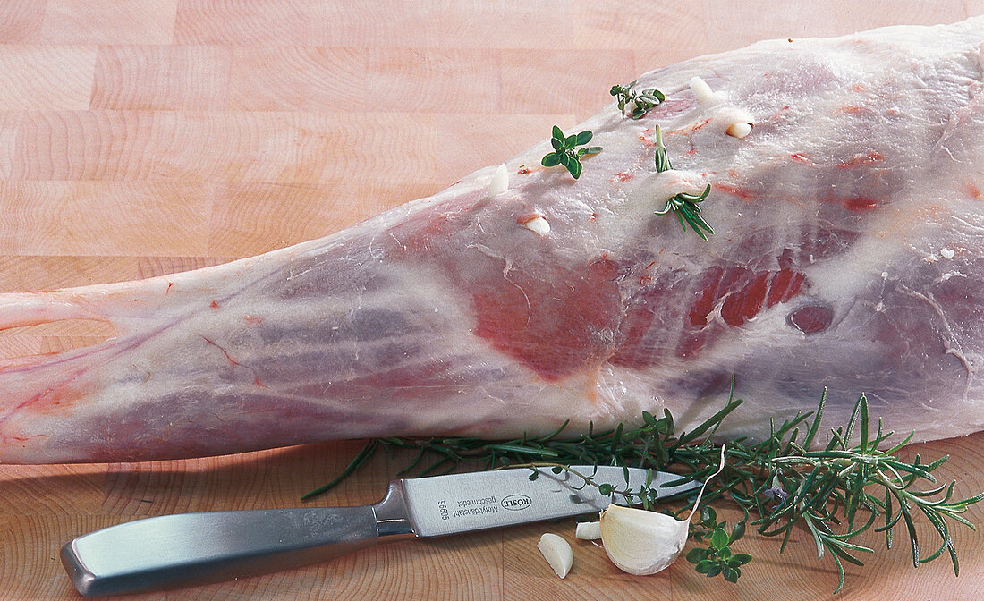 Fleisch, Lammkeule, mit Kräutern gespickt