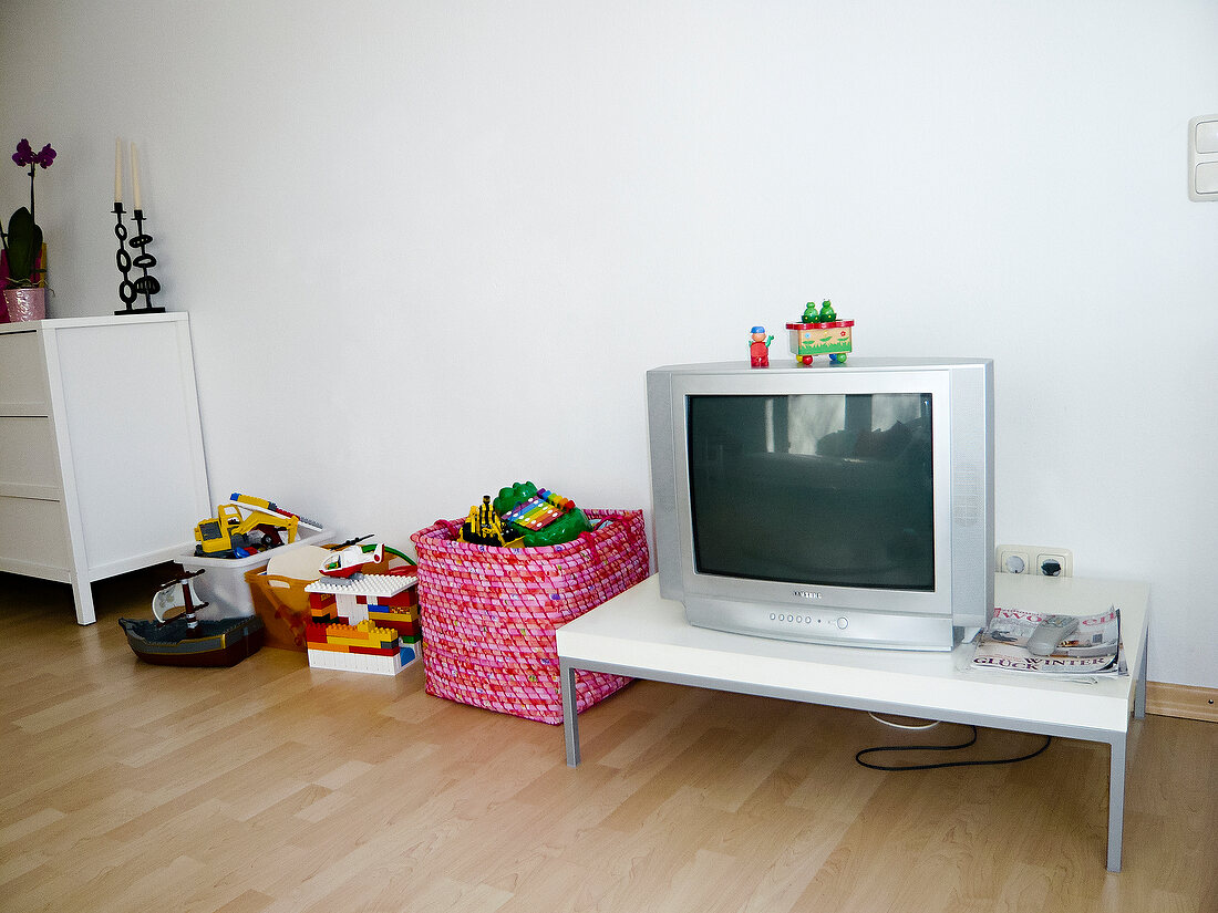 Fernseher, Fernsehtisch, Einrichtung, vorher, Korb, Spielzeug