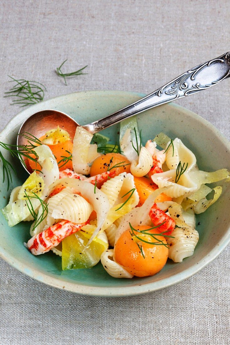 Pasta salad with melon and crayfish