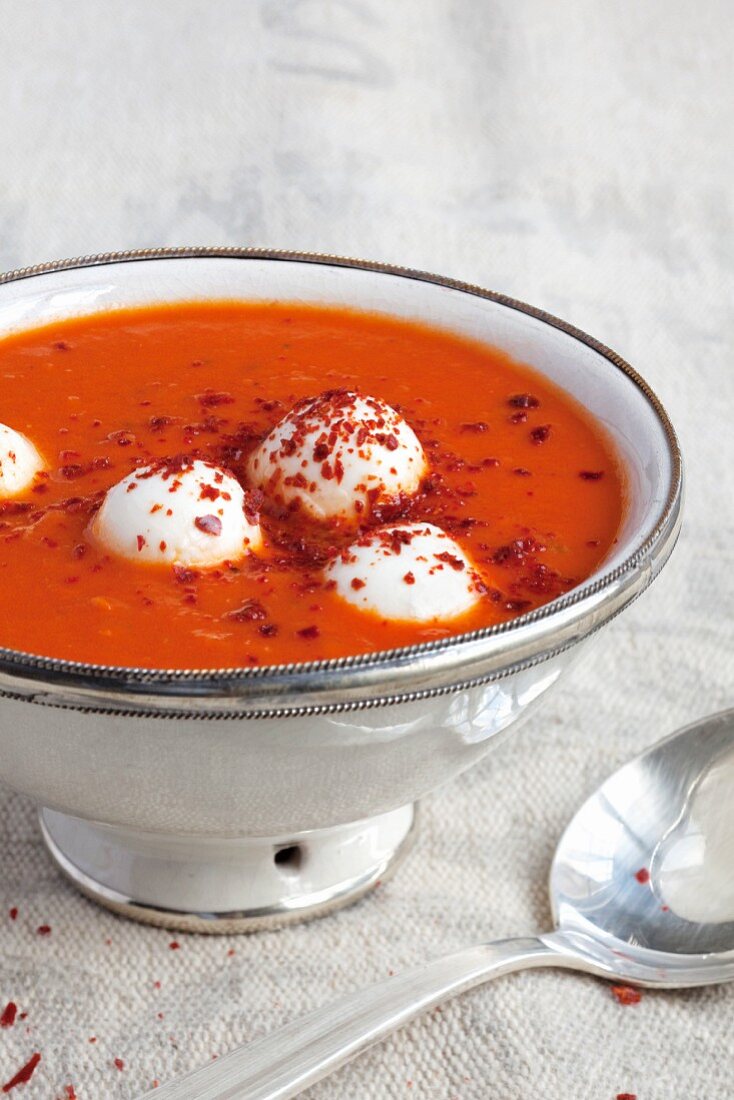 Tomatensuppe mit Mozzarella