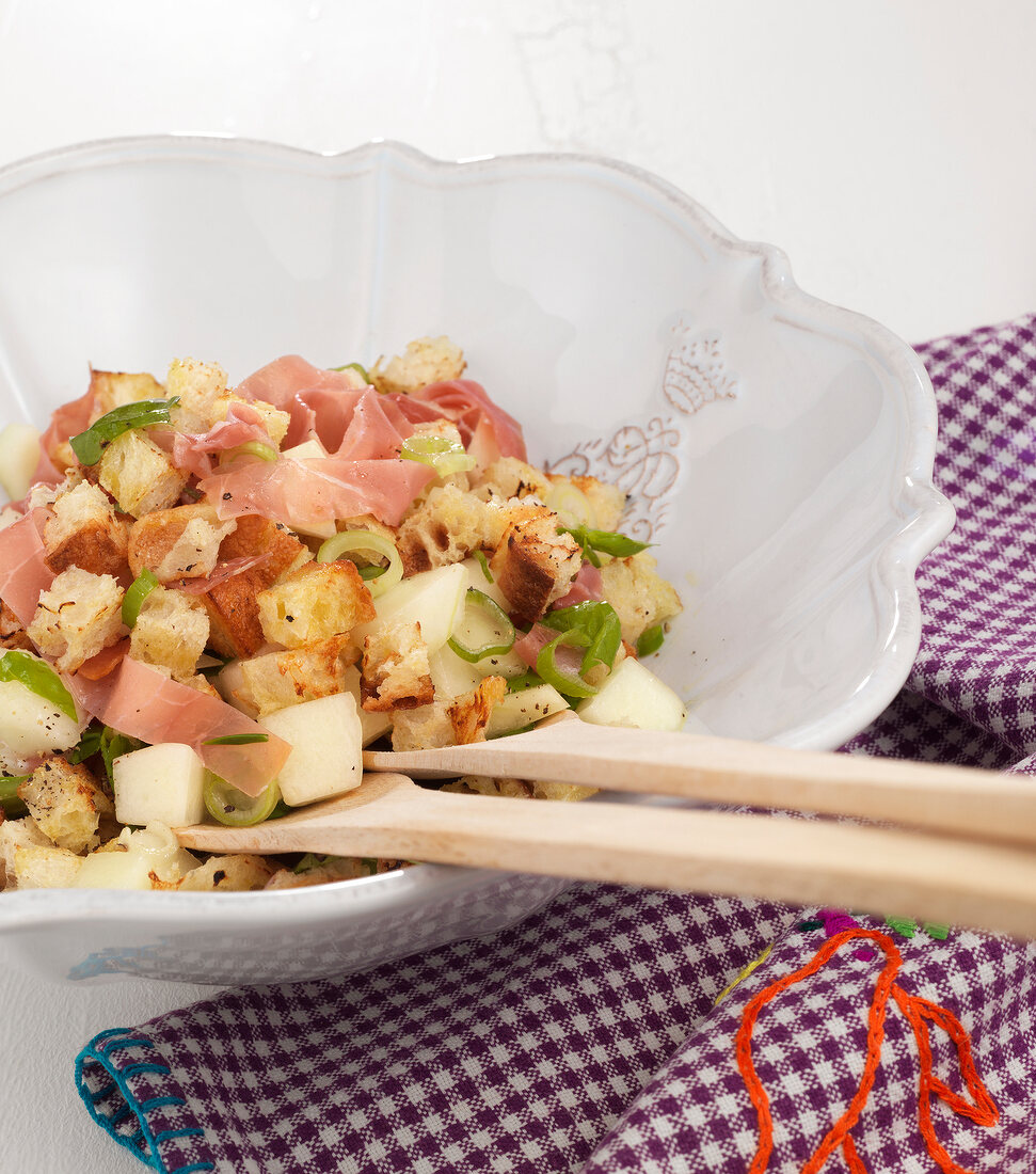 Bread salad with melon in bowl