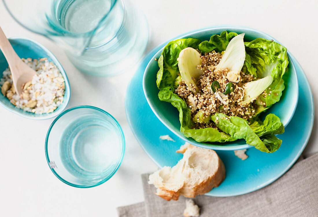 Frischer Salat mit Brot, Quinoa 