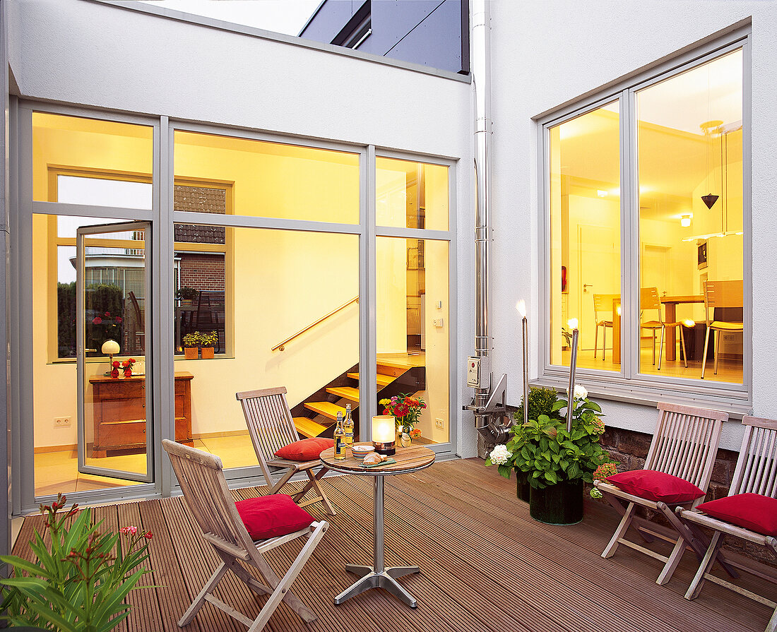 Blick auf eine Terrasse am Abend im Innenhof, Holzterrasse