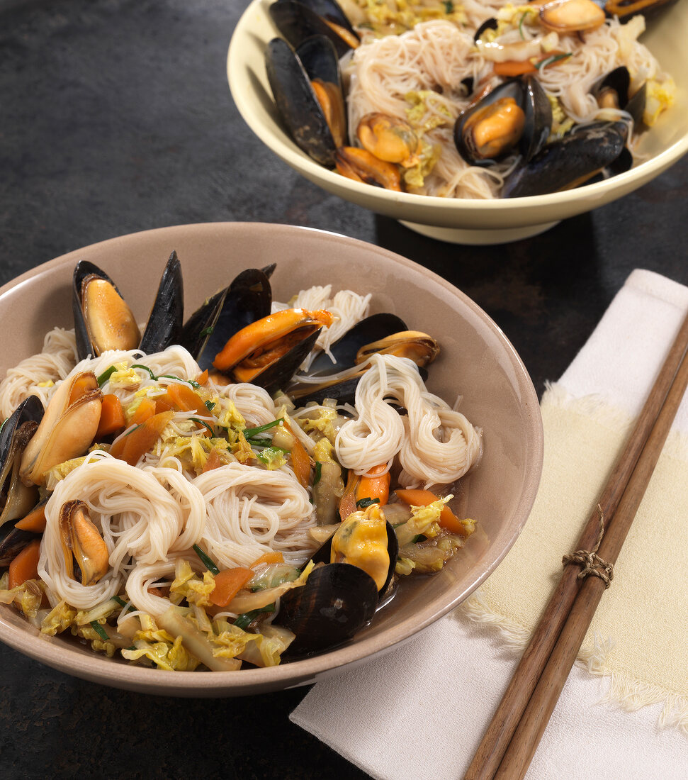 Cooked mussels in bowl