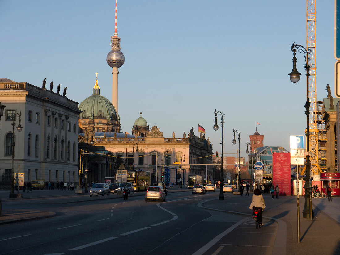 Berliner Dom, Fernsehturm und Blick auf Berliner Straße, Berlin